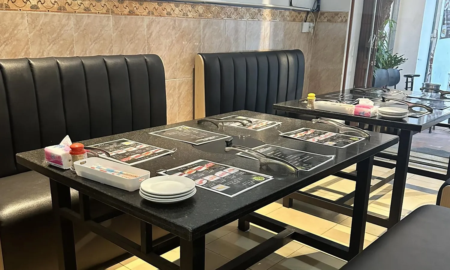 店内テーブル / Restaurant interior